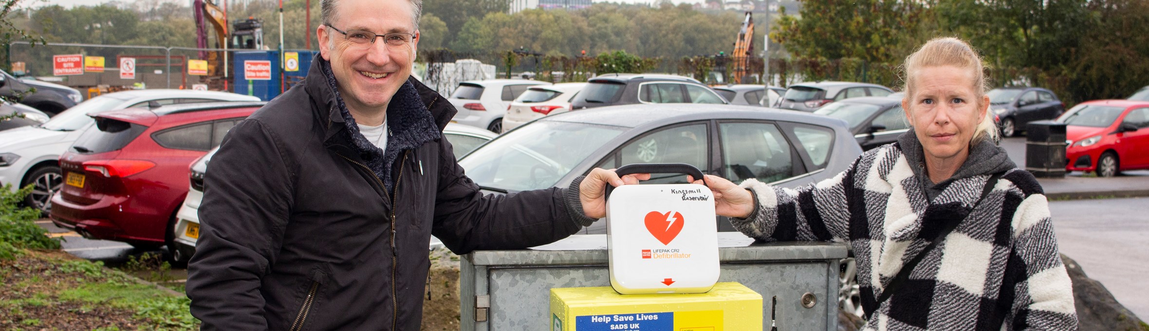 cllr matthew relf and cllr vicki heslop with the defibrillator at Kings Mill Reservoir 
